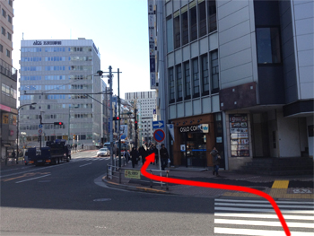 右折し横断歩道を渡り左前方