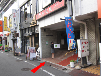 50mくらい進むと入り口が見えます